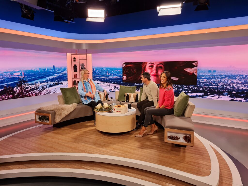 Barbara beim Gespräch auf der Coutch im Puls 4 Studio