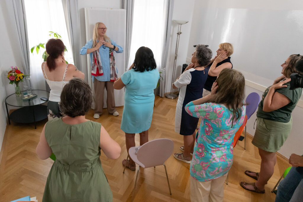 Die Gruppe macht gemeinsam mit Barbara eine Übung.